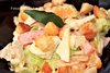 Салат с ветчиной, сыром камамбер, мандаринами и гренками