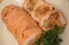 Куриный рулет запеченный с яблоками , луком и подчеревком