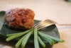 Котлеты из свиного фарша с маринованными луком и цукини