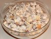Салат с курицей и сухариками