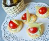 Закуска с сыром, помидорами и песто