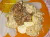 Свинина под сметанным соусом с яблоками и тмином