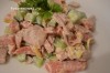Салат из куриного мяса и копченой колбасы