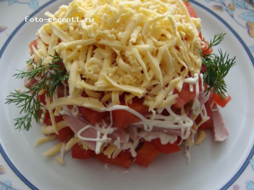 Салат с копченым мясом, сыром и фасолью