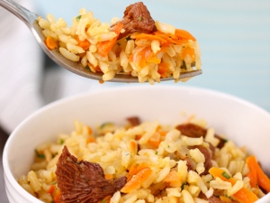 Гарнир из риса с грибами и морковью 