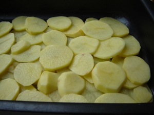 Patatas con setas, crema agria y queso al horno