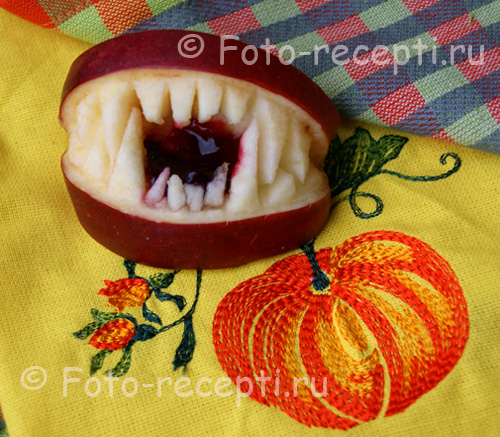Челюсти из яблока на Хеллоуин