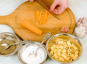 Рецепт печени с морковью, чесноком и макаронами