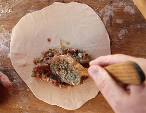 Пошаговый рецепт приготовления чебуреков с мясом