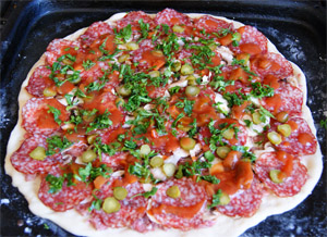 Пошаговый рецепт приготовления пиццы с колбасой, фаршем и грибами с фотографиями