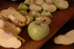 Рецепт утки с яблоками и овощами в духовке