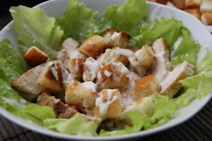 Рецепт приготовления салата Цезарь с курицей и сухариками