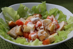 Рецепт приготовления салата Цезарь с курицей и сухариками