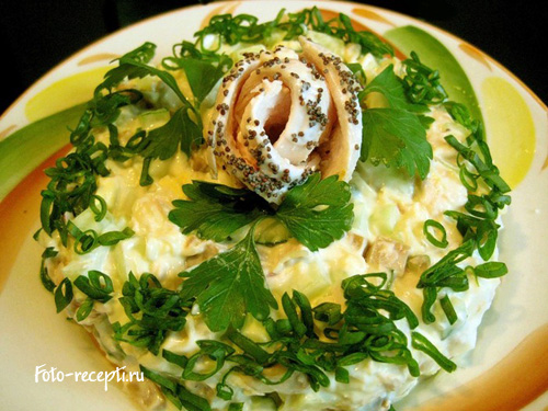 Рецепт приготовления салата с морепродуктами - кальмарами и креветками с сыром, сладким перцем и яблоком
