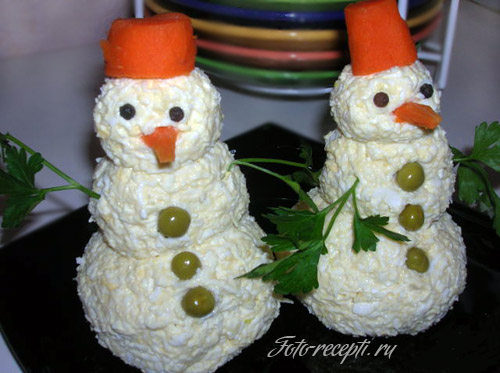 Снеговики из сыра с чесноком и майонезом
