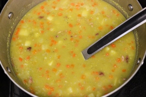 Гороховый суп с копчеными ребрышками 