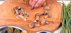 Рецепт приготовления салата  из маринованных грибов с овощами