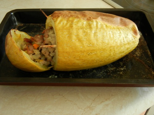 Кабачок, фаршированный мясом и рисом, запеченный целиком