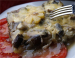 Картофель с грибами под сметаной и сыром в духовке