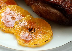 Магре из утиной грудки с апельсинами и вишневым соусом