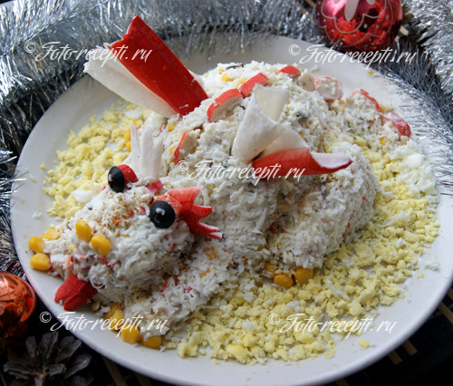 Новогодний салат дракон из риса с крабовыми палочками