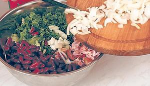 Рецепт приготовления салата из копченой курицы с фасолью и свежими огурцами