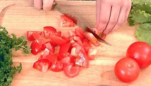 Рецепт приготовления салата  из ветчины с помидорами и зеленым горошком
